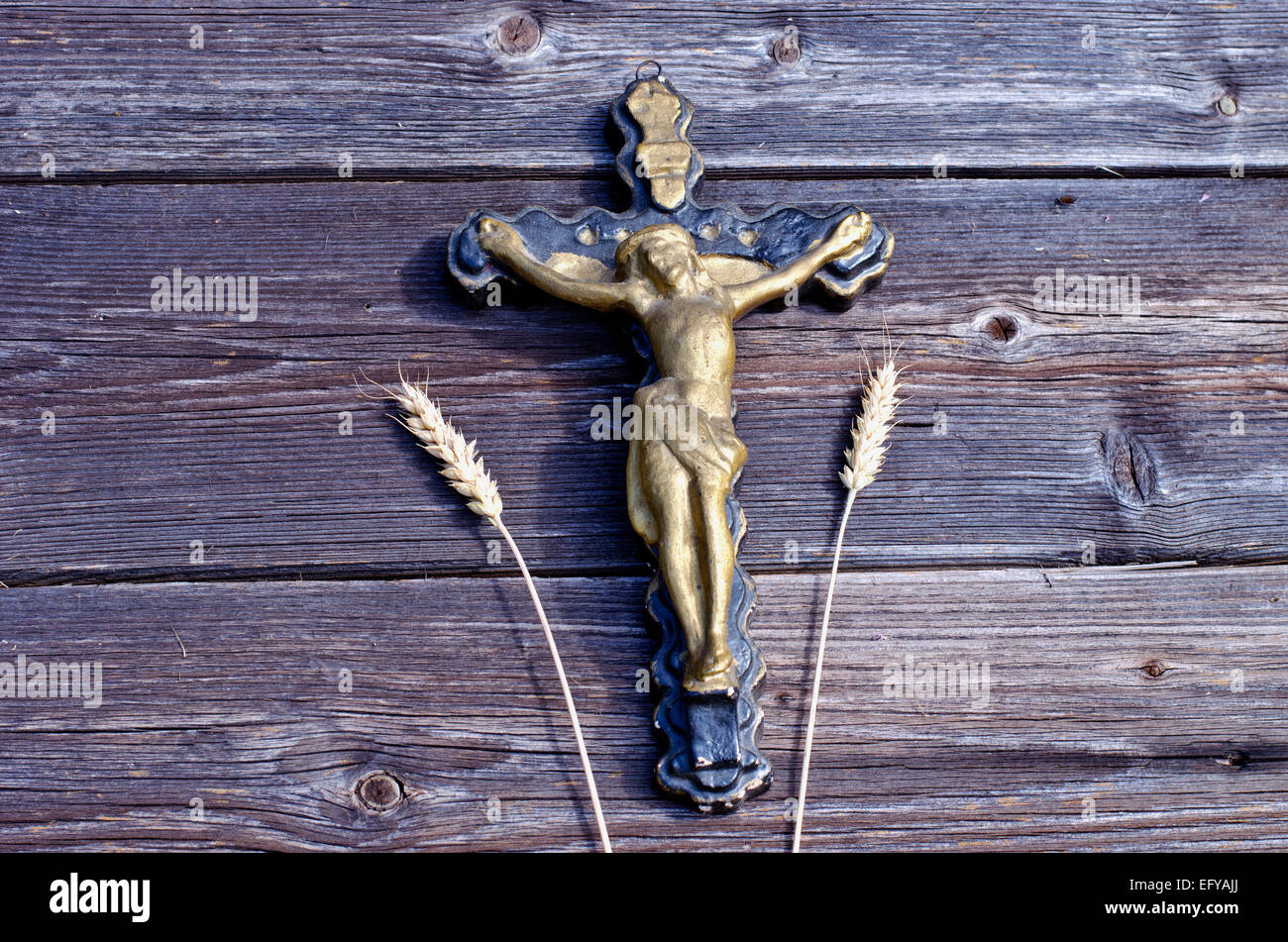 Vintage Kreuz Kreuzigung Jesus mit zwei Weizenähren auf alten hölzernen Hintergrund. Ernte-Konzept Stockfoto