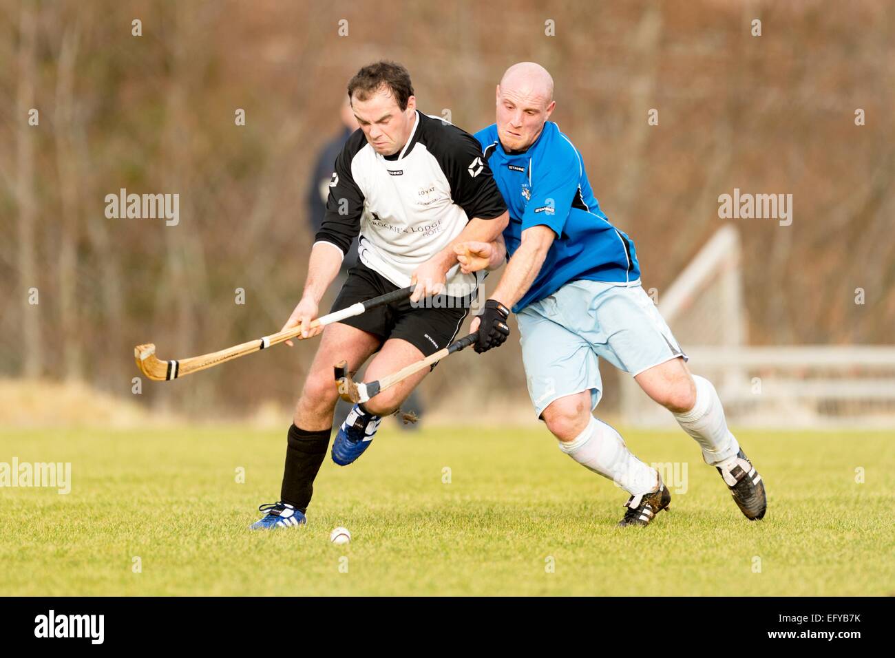 Ryan Ferguson von Lovat (links) und Kenny Campbell von Skye.  Skye V Lovat, Vorsaison Spiele 2015. Stockfoto