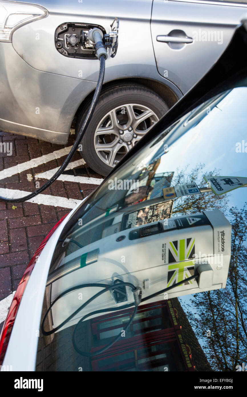 Elektroautos Aufladen an einer Tankstelle in Großbritannien Stockfoto