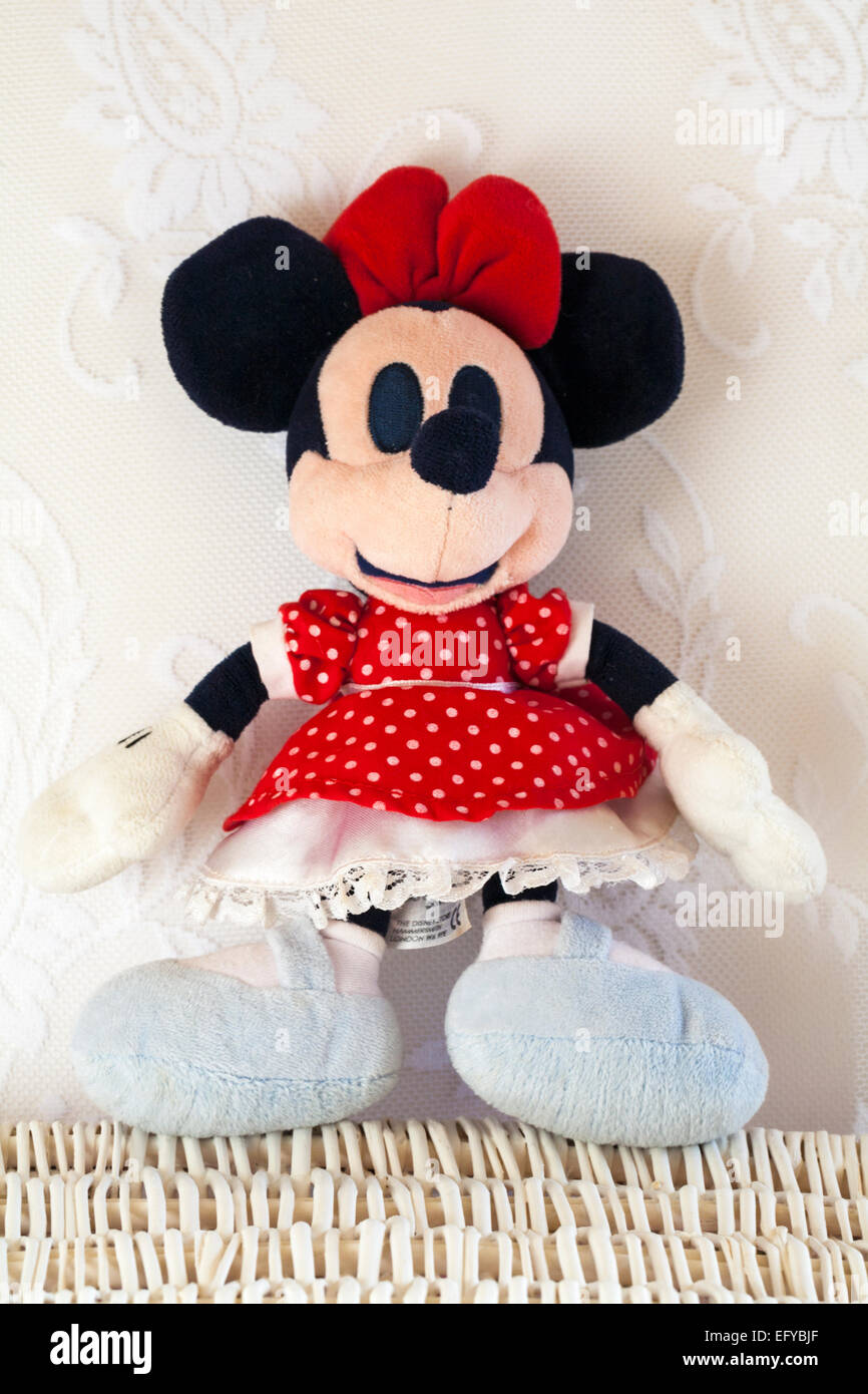Minnie Mouse in rotem Punktkleid weiche kuschelige kuschelige Spielzeuge, die auf dem Korbkorb stehen Stockfoto