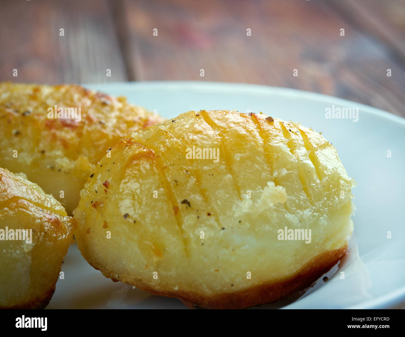 Hasselback Kartoffel - schwedische Version von Ofenkartoffeln. Stockfoto