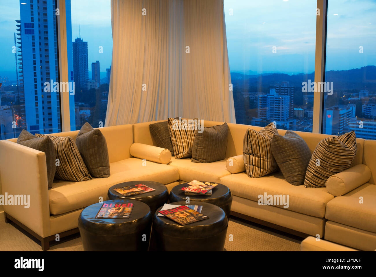 Wartezimmer mit Blick auf. Das Spa im Hotel Bristol. Stadt von Panama. Bereich Bancária (Financial District), Panama City, Panama, Cent Stockfoto