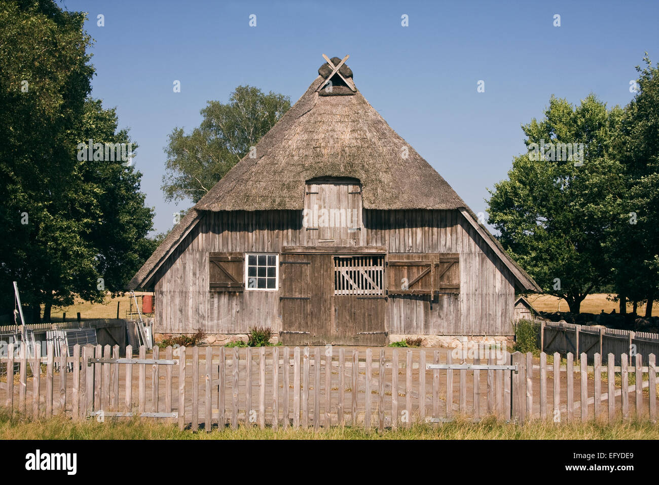 Heidschnucken-Stall in der Lüneburger Heide Undeloh, Niedersachsen, Deutschland, Europa Stockfoto