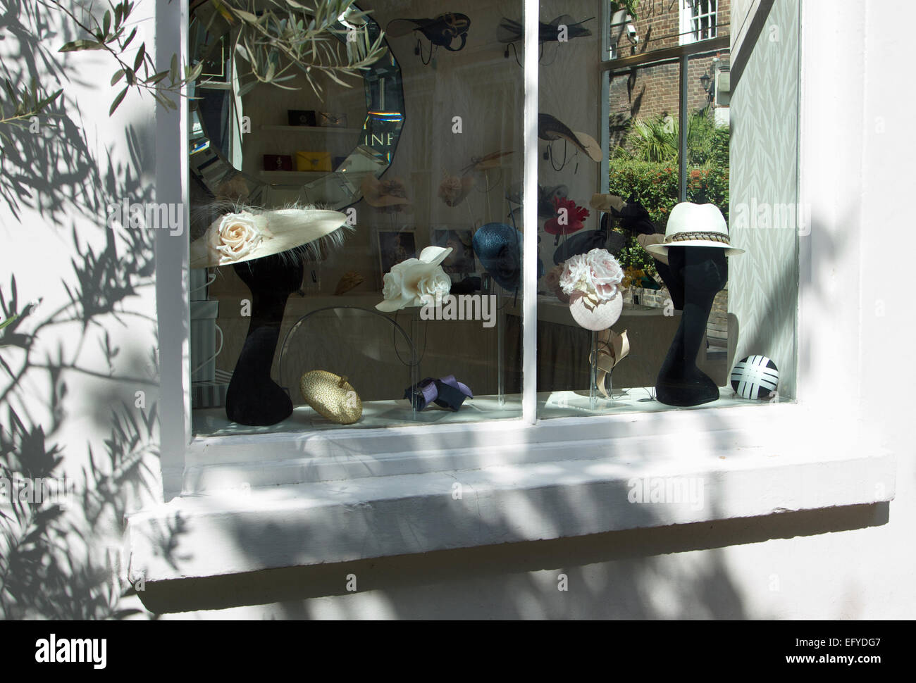 Gina Foster Millinery Schaufenster, Kensington Kirche gehen, London W8 Stockfoto