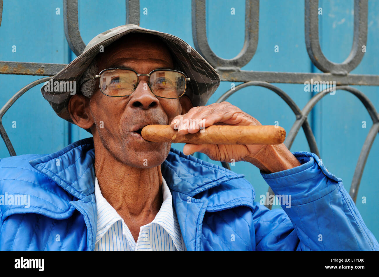 Mann, Rauchen eine Zigarre, historisches Zentrum, Havanna, Ciudad de la Habana, Kuba Stockfoto