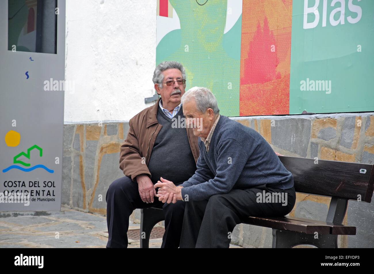 Zwei alte spanische Männer sitzen auf einer Bank im Chat, Casares, Provinz Cadiz, Costa Del Sol, Provinz Malaga, Andalusien, Spanien. Stockfoto