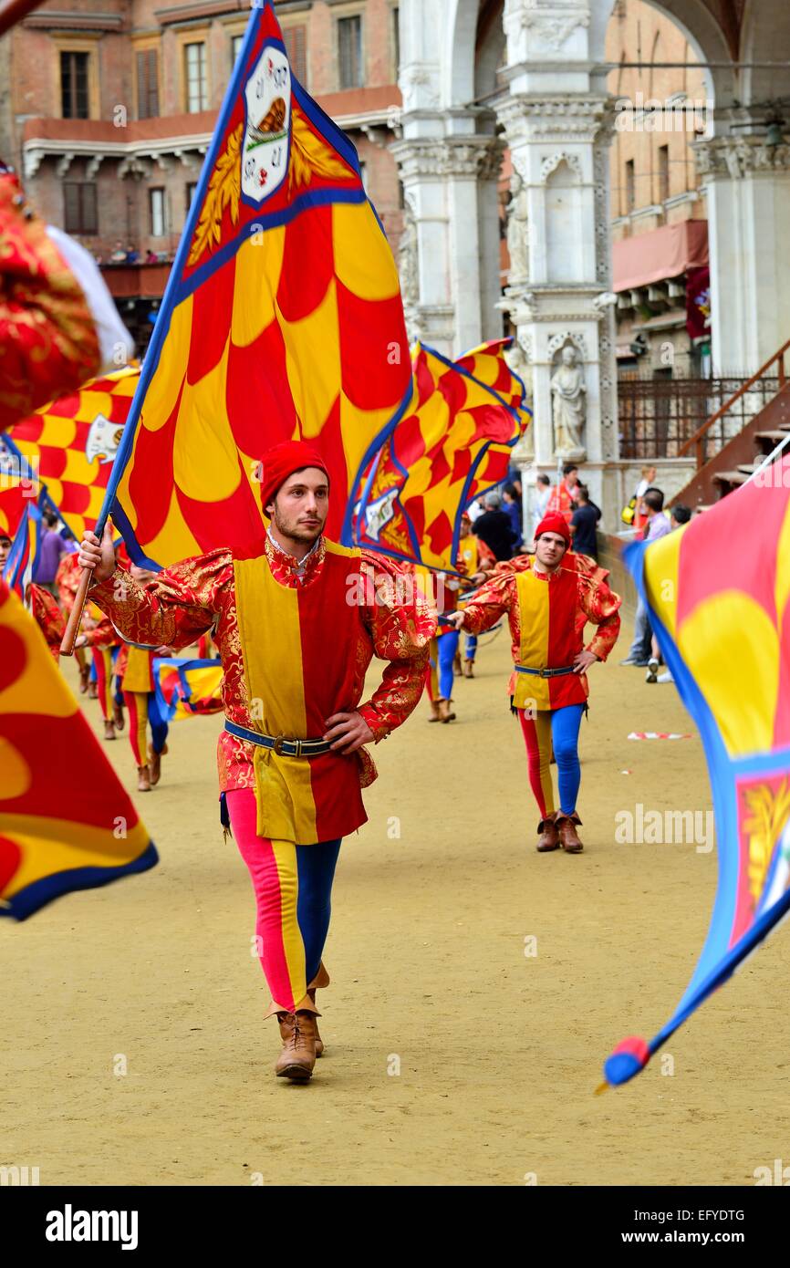 Flag-Waver die Contrada der Schnecke, Contrada della Chiocciola, bei den Palio di Siena, Piazza del Campo, Siena, Toskana, Italien Stockfoto