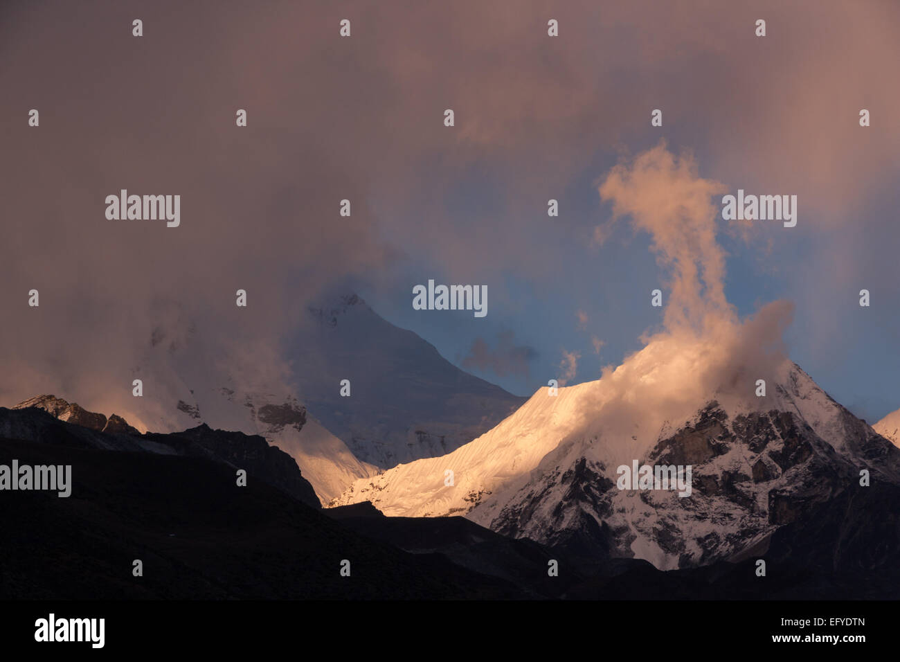 Abendlicht auf die Piste des Himalaya in Nepal Stockfoto