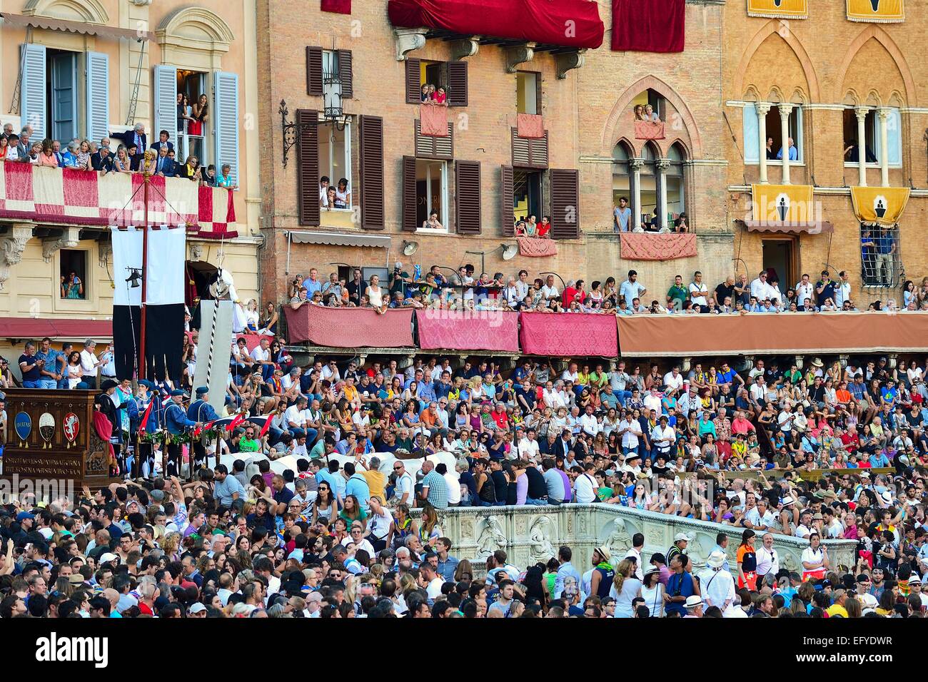Massen an das historische Pferderennen Palio di Siena, Piazza del Campo, Siena, Toskana, Italien Stockfoto