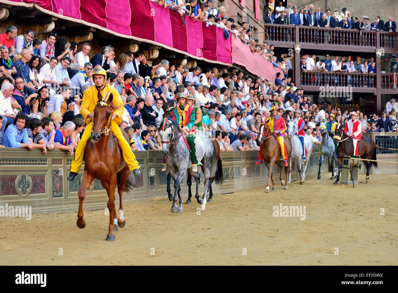 Pferde und Reiter vor dem Beginn der historischen Pferd Rennen Palio di Siena, Piazza del Campo, Siena, Toskana, Italien Stockfoto