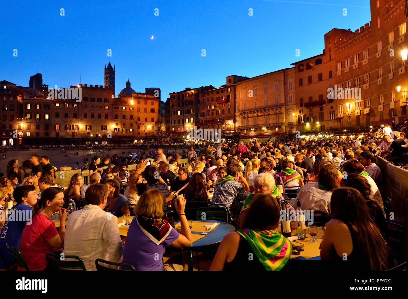 Überfüllten Tische der Restaurants auf der Strecke des Palio di Siena nach dem Rennen, Piazza del Campo, Siena, Toskana, Italien Stockfoto