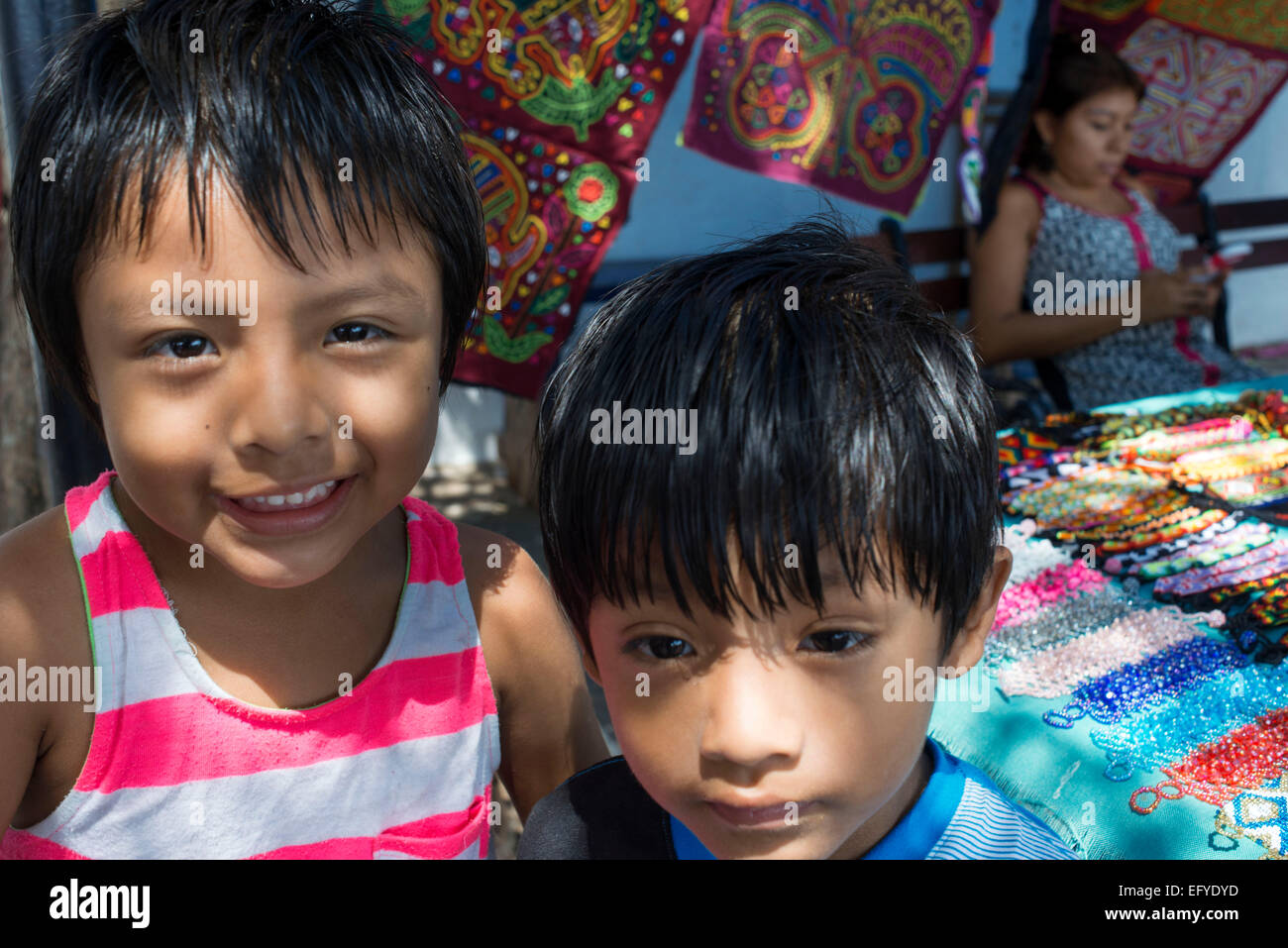 Kuna Familie ihre Molas an Touristen verkaufen. Panama-Stadt Casco Viejo Kuna indische traditionelle handwerkliche Gegenstände Verkäufer von Kuna t Stockfoto