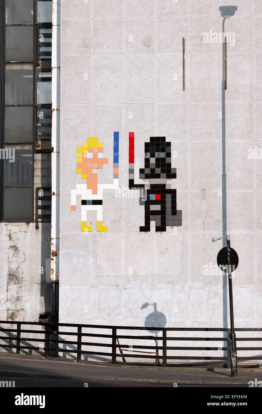 Luke Skywalker und Darth Vader kämpfen es raus mit Lichtschwertern auf einer Londoner Gebäude Stockfoto