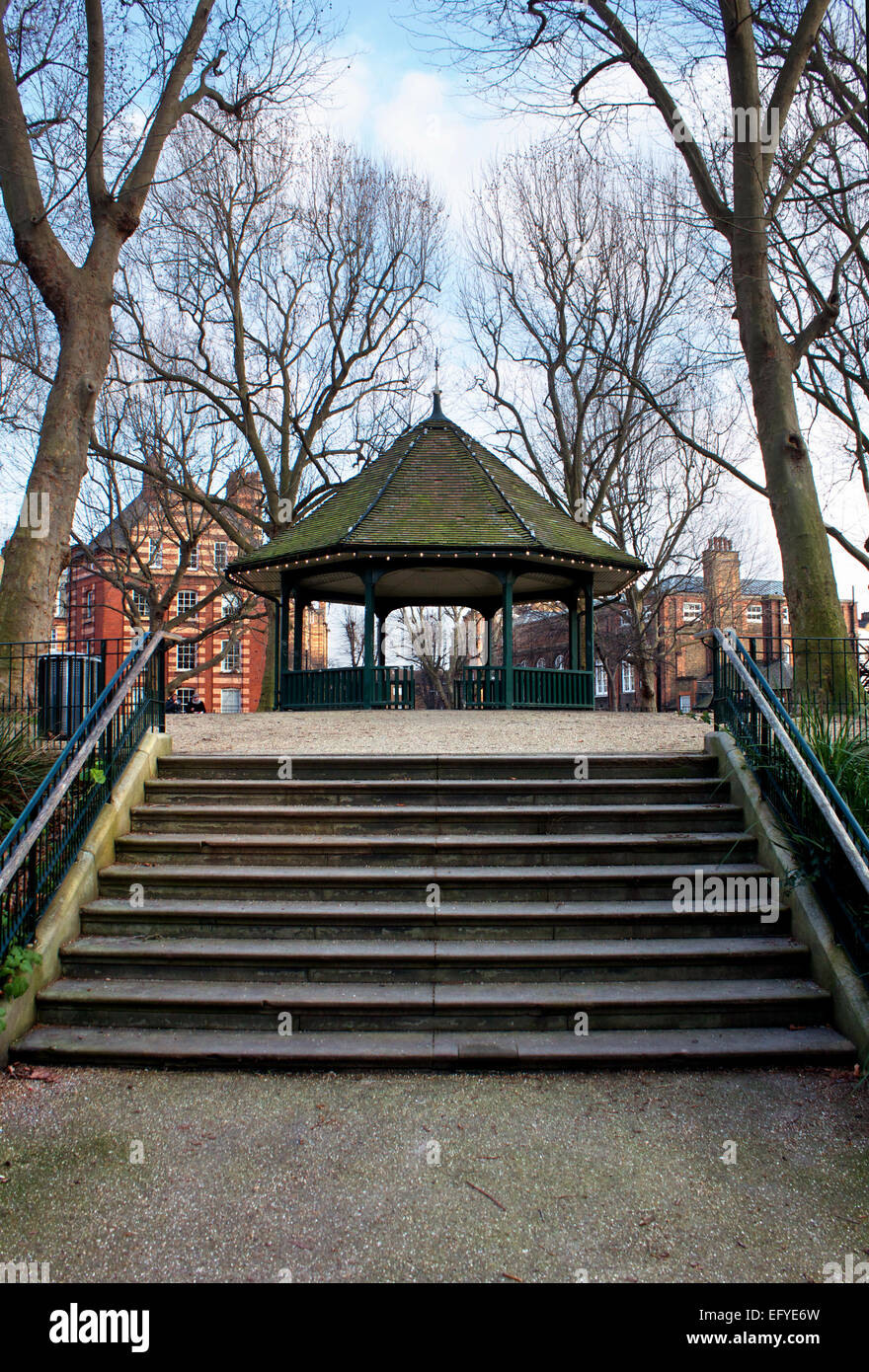 Stufen hinauf auf den Musikpavillon im Arnold Circus, London, England Stockfoto