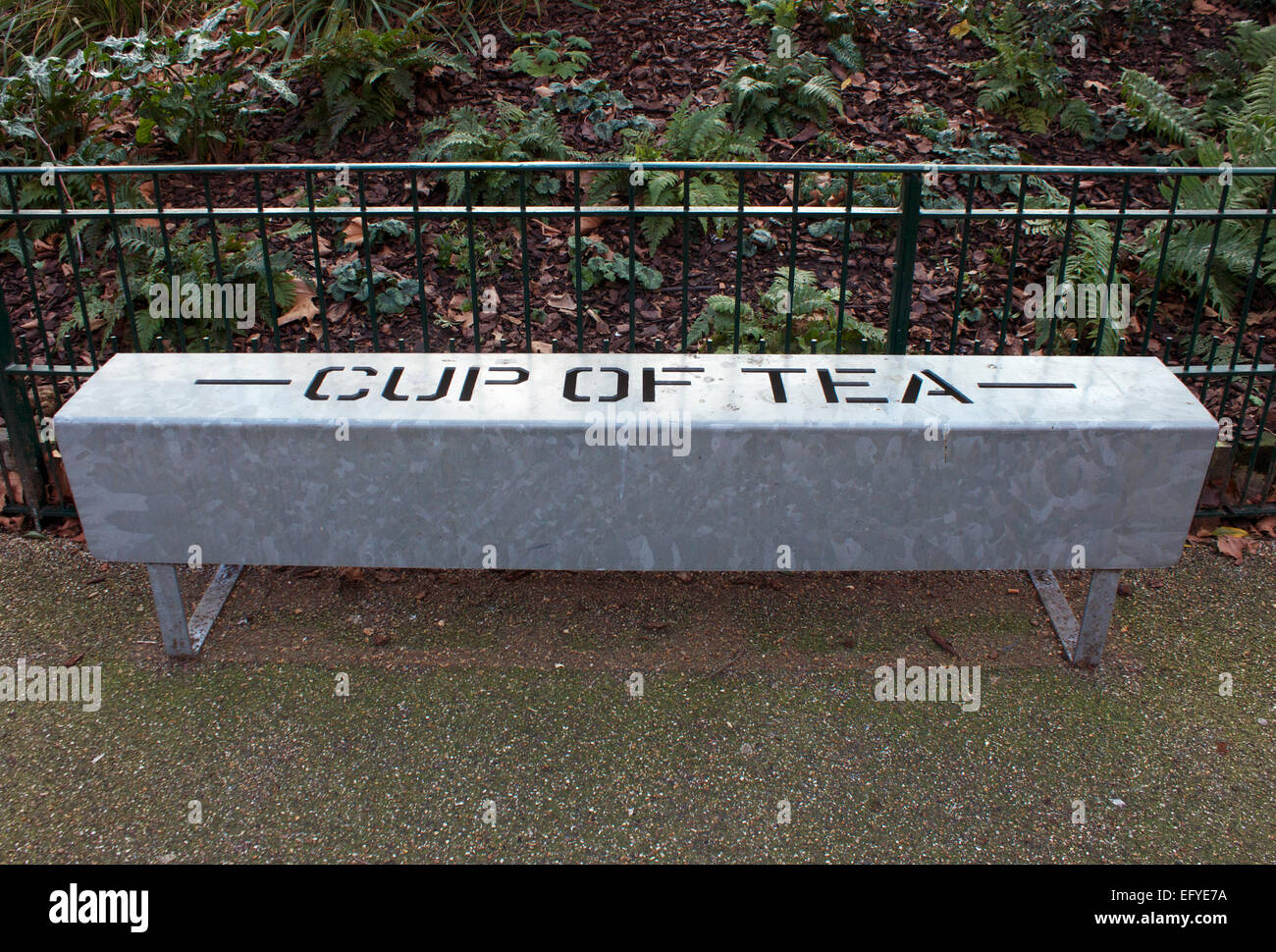 Metall Parkbank mit Slogan geschrieben hinein, Grenze Gärten, Arnold Circus, London Stockfoto