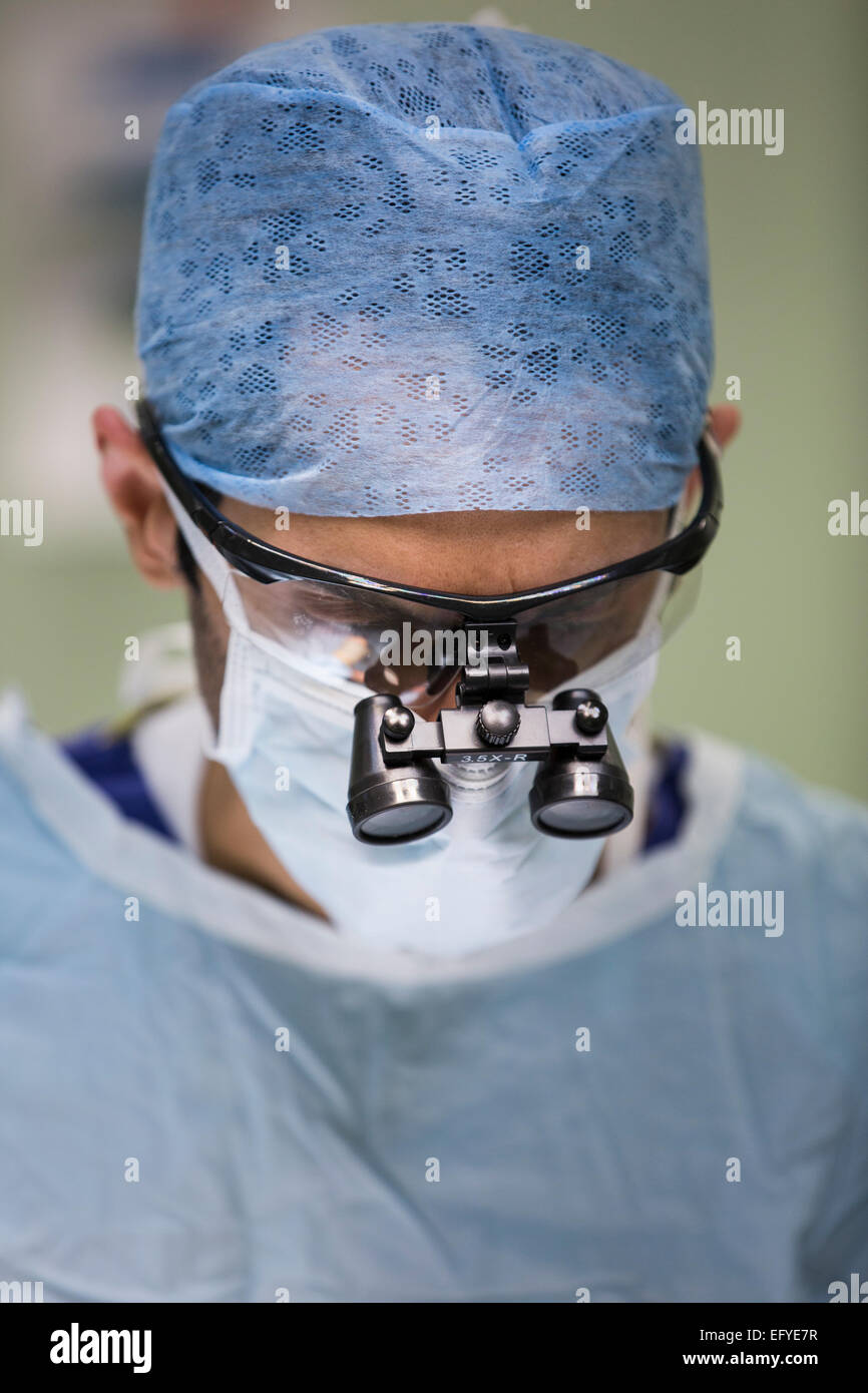 Ein Chirurg in einem britischen NHS Krankenhaus arbeiten Stockfoto