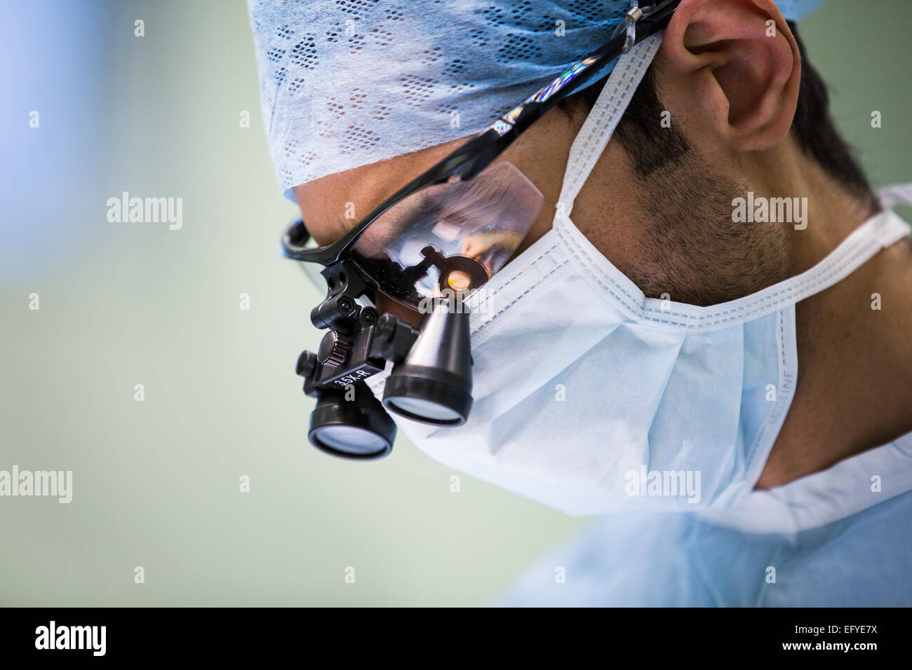 Ein Chirurg in einem britischen NHS Krankenhaus arbeiten Stockfoto