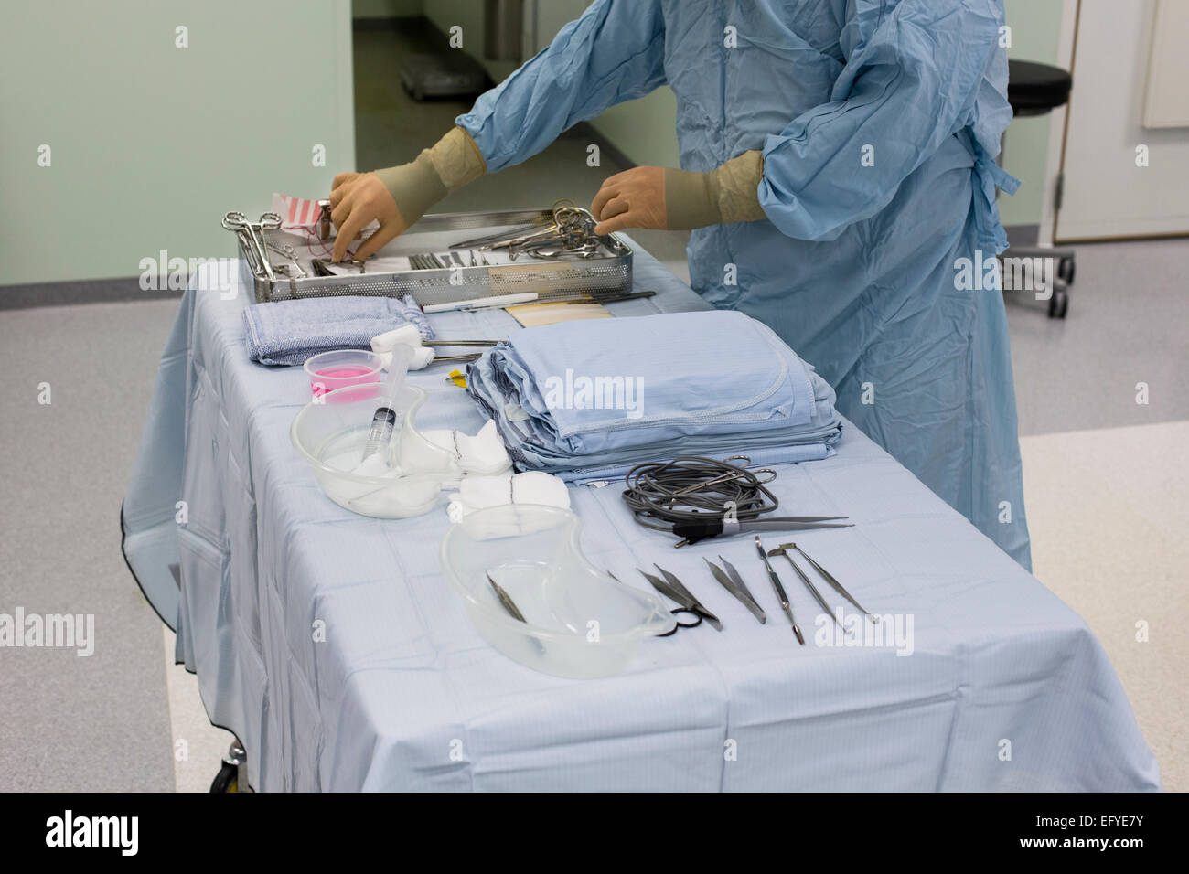 Eine operative Trolley mit Ausrüstung vorbereitet für den Einsatz in einem britischen NHS Krankenhaus Stockfoto