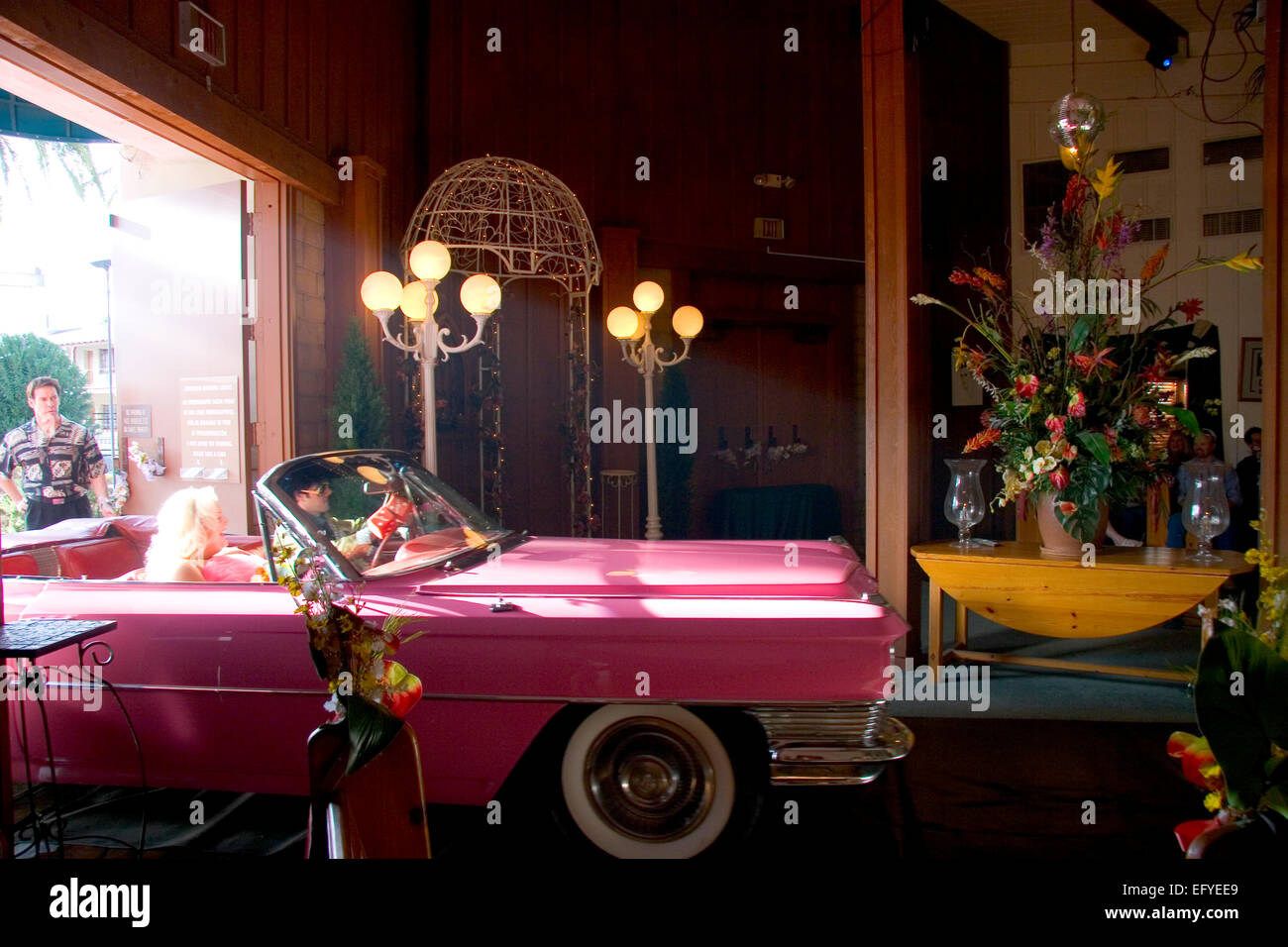 Elvis liefert die Braut in einem rosa Cadillac in der Viva Las Vegas Chapel in Las Vegas, Nevada Stockfoto Elvis liefert die Braut in einem rosa Cadillac in der Viva Las Vegas Chapel in Las Vegas, Nevada Stockfoto