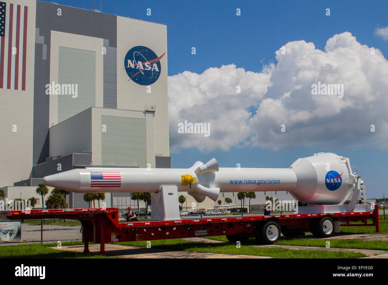 Orion Rakete Prüfkopf am Kennedy Space Center mit Fahrzeugmontage Gebäude im Hintergrund. Stockfoto Orion Rakete Prüfkopf am Kennedy Space Center mit Fahrzeugmontage Gebäude im Hintergrund. Stockfoto