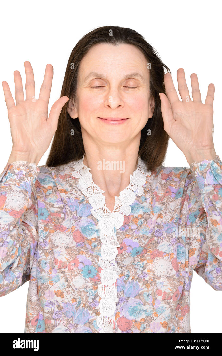 Lächelnde Frau mit geschlossenen Augen und offenen Händen zeigt die Handflächen in der Nähe das Gesicht ein mangelndes Interesse zum Ausdruck bringen Stockfoto