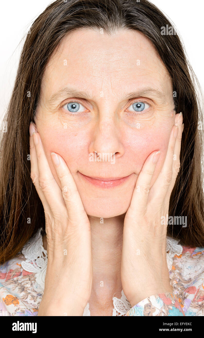 Porträt einer Frau mit einem frechen Gesicht und die Hände auf ihren Wangen Stockfoto