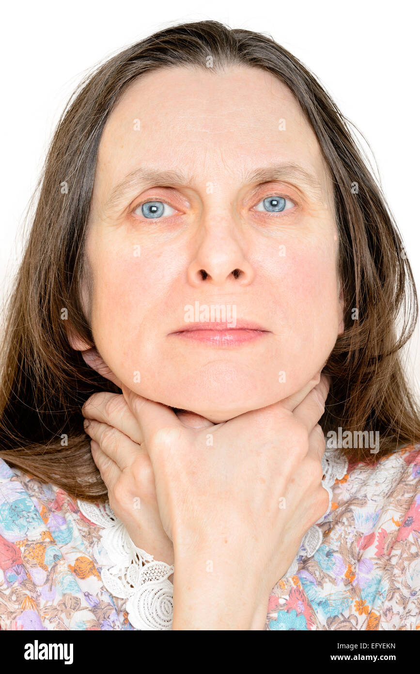 Erwachsene Frau mit den Händen um ihr Hals, als ob sie sich um Halsschmerzen symbolisieren erwürgen will Stockfoto