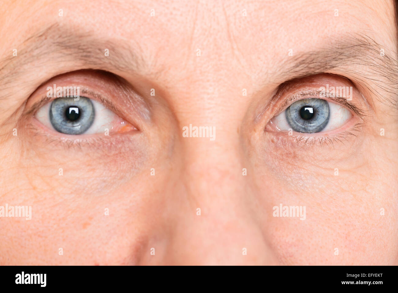 Nahaufnahme der erwachsenen Frau Augen tragen weichen Kontaktlinsen Stockfoto