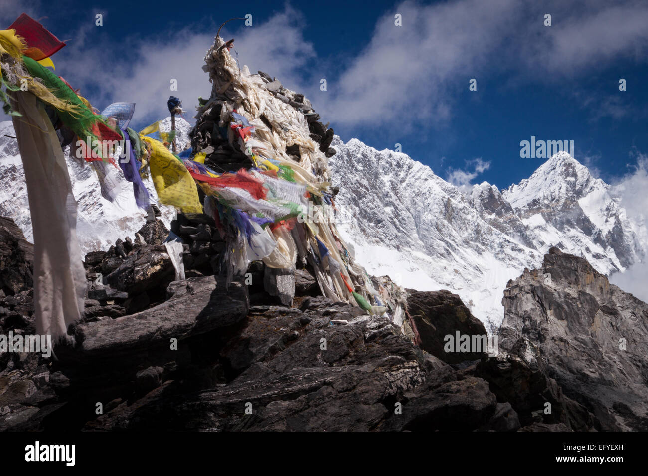 Gebetsfahnen flattern im Wind auf der Kongma La Pass, Nepal Stockfoto
