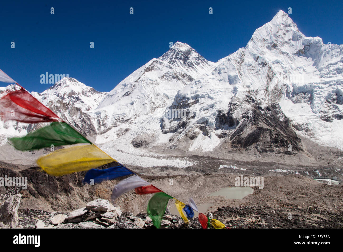 Gebetsfahnen und Mount Everest Stockfoto