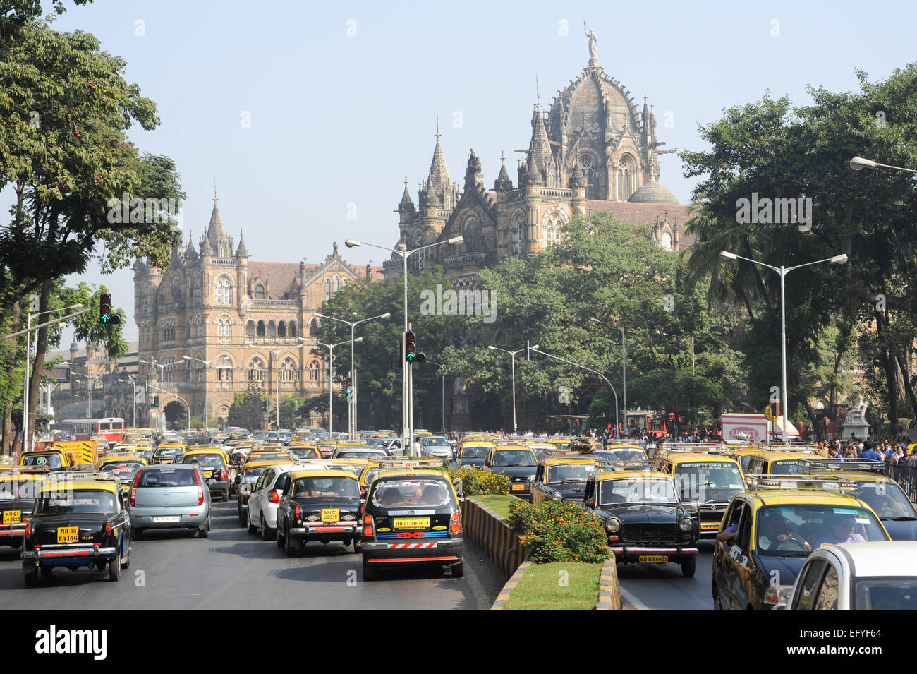 Mumbai, Indien - 5. Januar 2015: Menschen auf den Verkehr vor Chhatrapati Shivaji Terminus früher Victoria station am Mumb Stockfoto