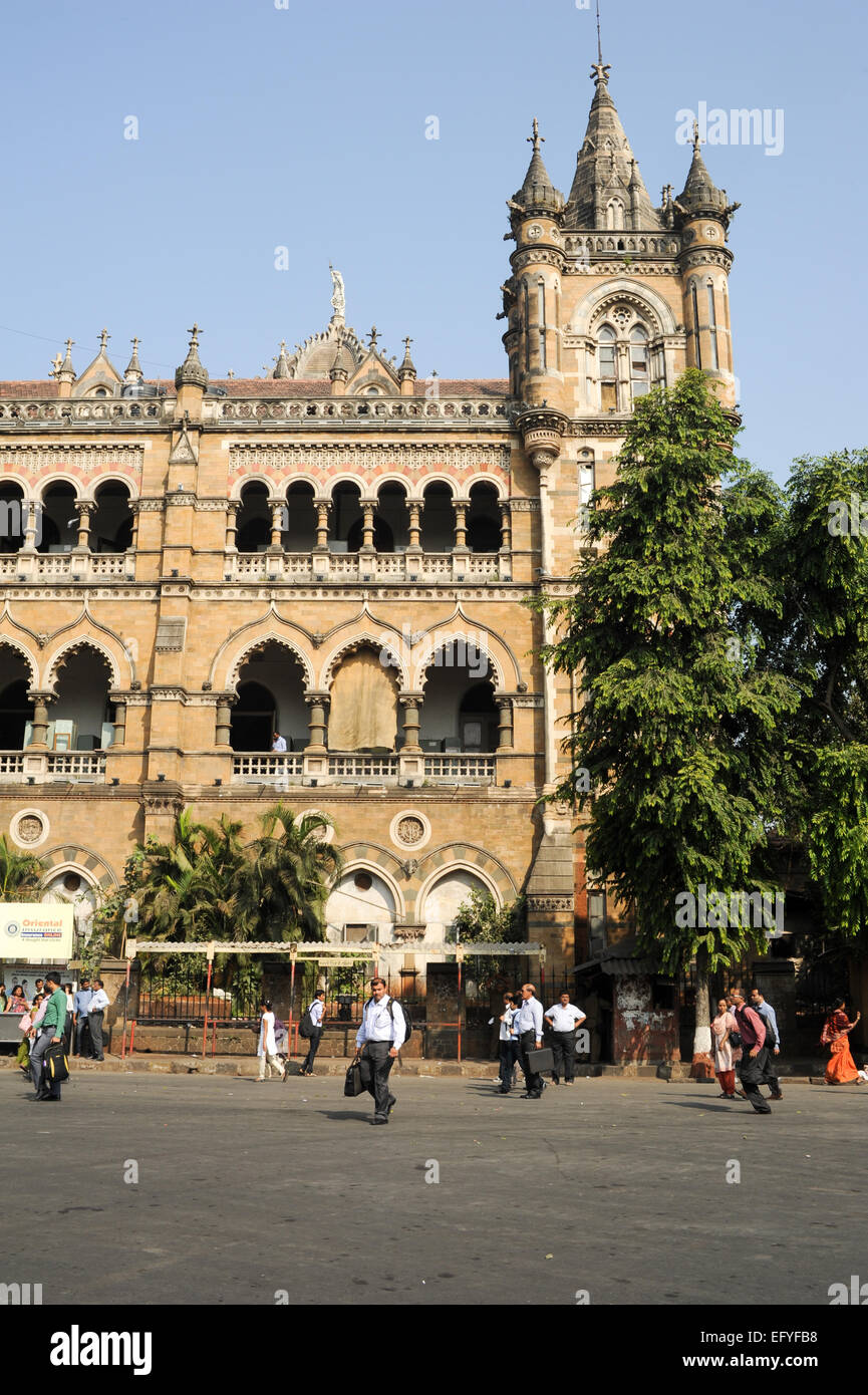 Mumbai, Indien - 5. Januar 2015: Passanten vor Chhatrapati Shivaji Terminus früher Victoria Bahnhof in Mumbai, Ind Stockfoto