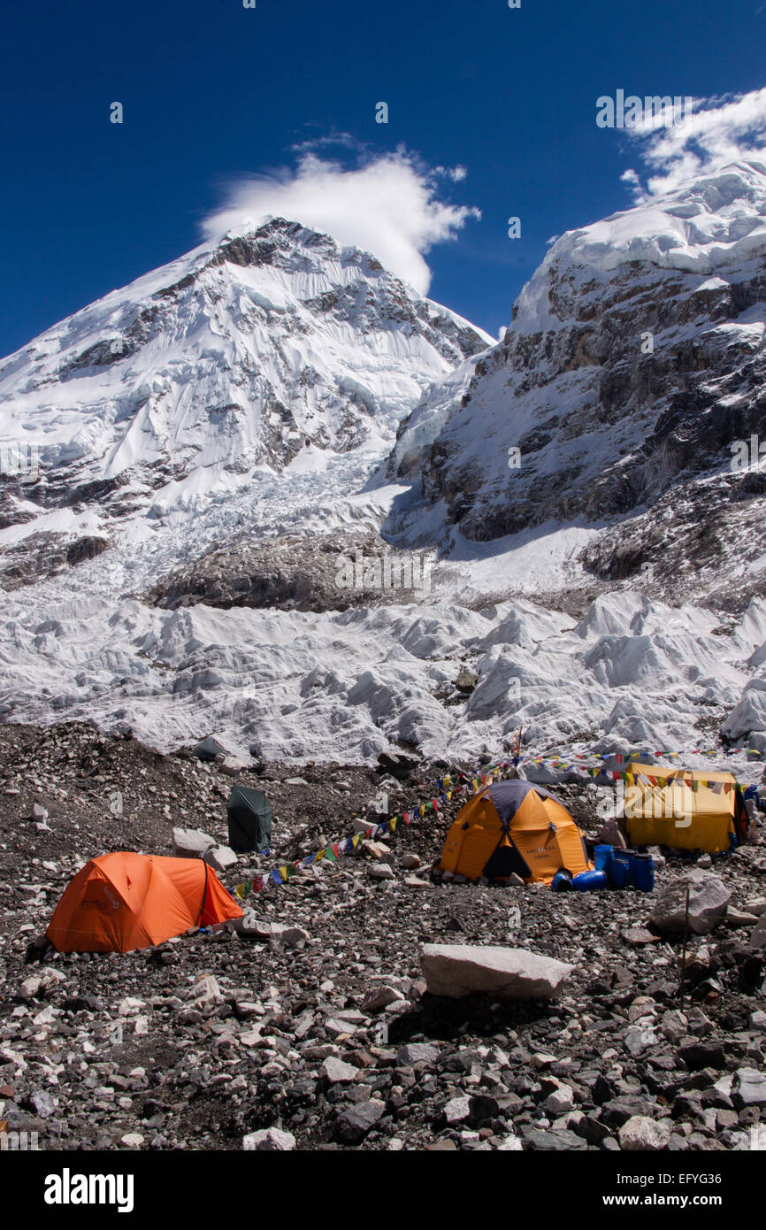 Expeditionszelte und Wolke über Everest Basislager Stockfoto