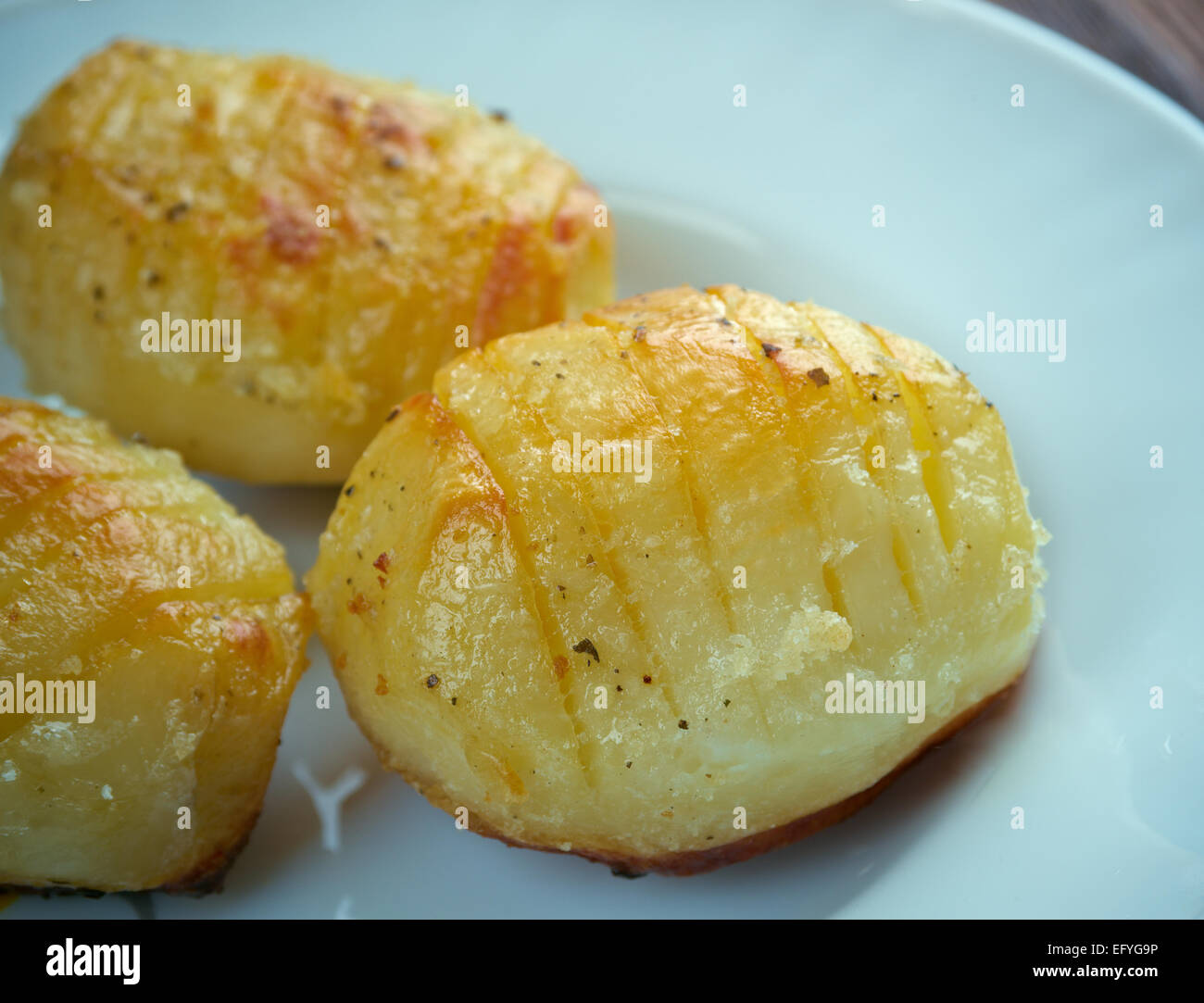 Hasselback Kartoffel - schwedische Version von Ofenkartoffeln. Stockfoto