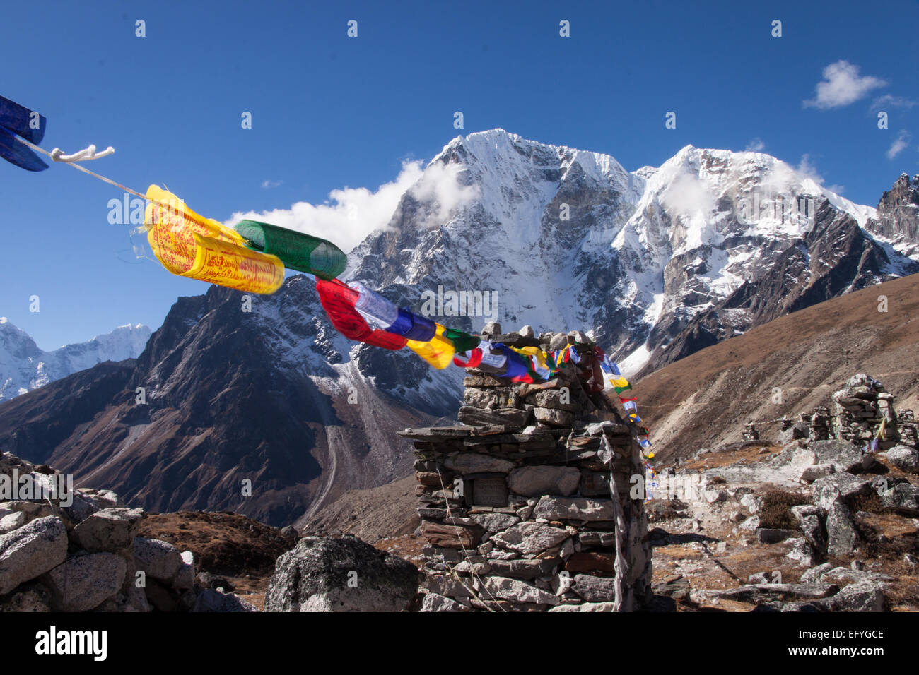 Schneebedeckte Gipfel und Gebetsfahnen im Himalaja von Nepal Stockfoto