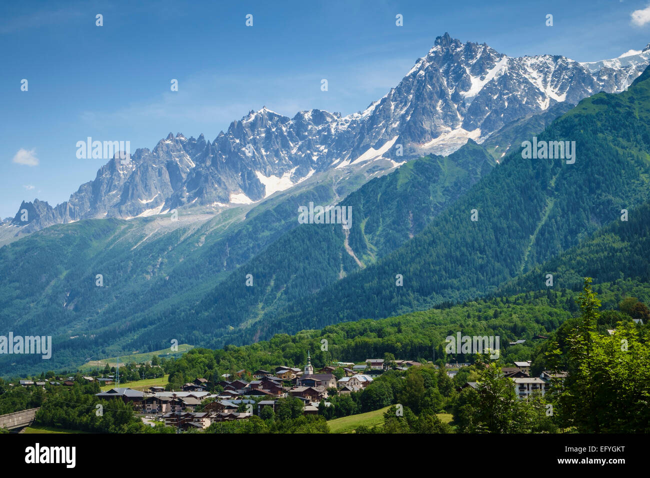 Les Houches Dorf mit der Aiguille du Midi und die Aiguilles de Chamonix Bereich hinter, Tal von Chamonix, Alpen, Frankreich, Europa Stockfoto