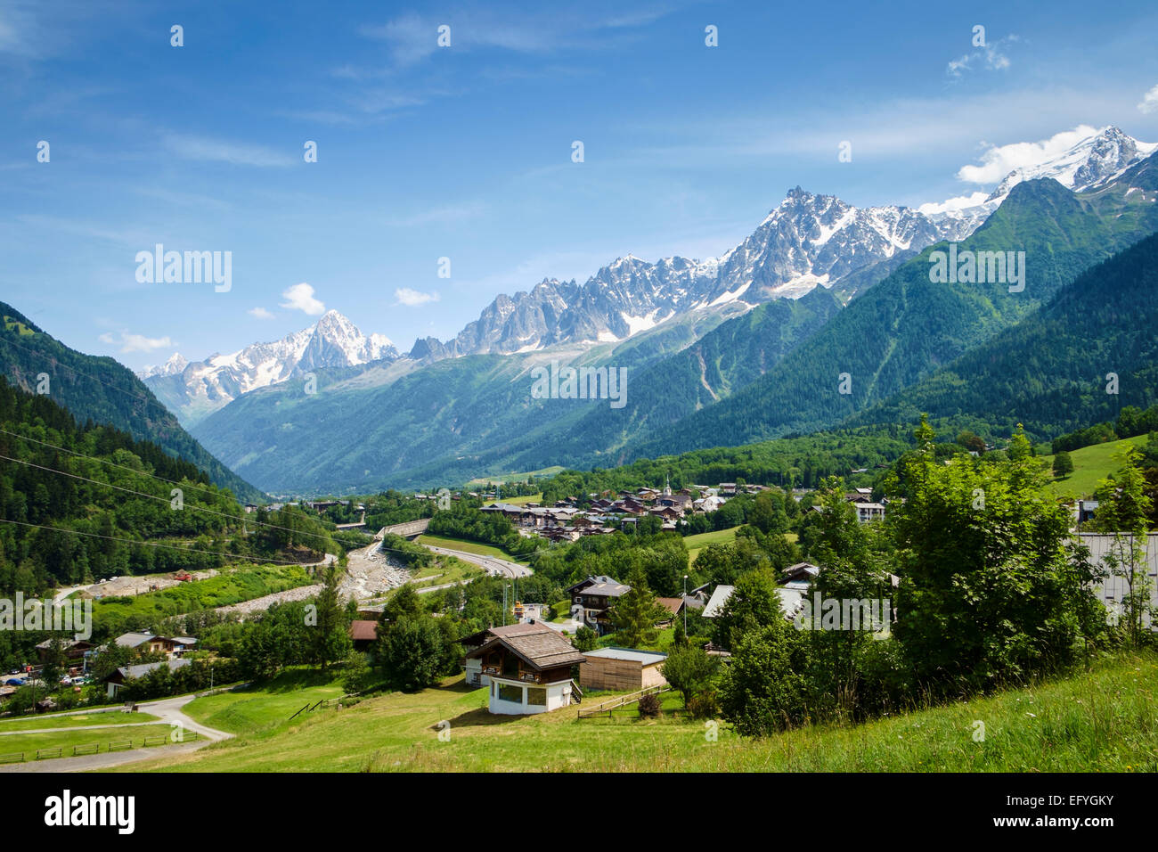 Berge, Frankreich - Les Houches Dorf im Chamonix-Tal mit dem Aiguilles de Chamonix-Gebirge dahinter, in der Nähe von Chamonix, Französische alpen, Europa Stockfoto