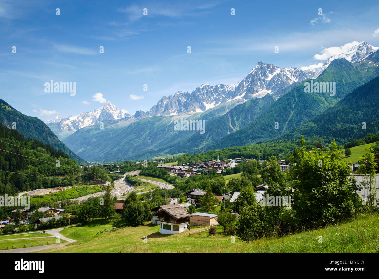 Les Houches Dorf im Tal von Chamonix mit den Aiguilles de Chamonix Bereich hinter sich, in der Nähe von Chamonix, Frankreich, Europa Stockfoto