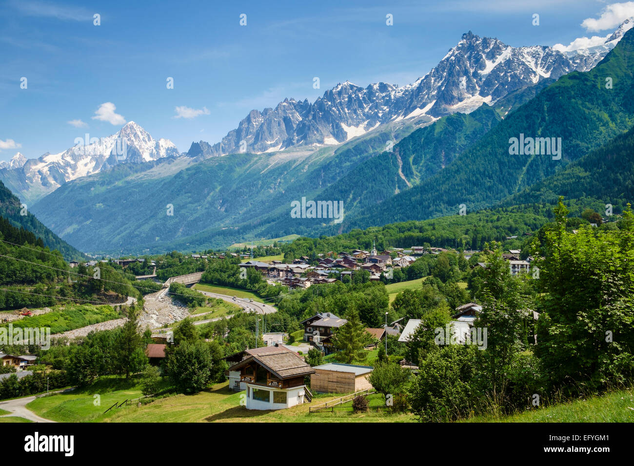 Les Houches Dorf im Tal von Chamonix mit den Aiguilles de Chamonix Bereich hinter sich, in der Nähe von Chamonix, Savoyen, Frankreich, Europa Stockfoto