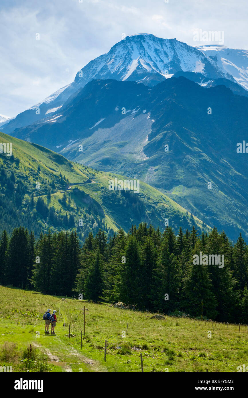 Wanderer zu Fuß in Richtung der Aiguille du Gouter auf den unteren Hängen des Mont Blanc, Französische Alpen, Frankreich Stockfoto