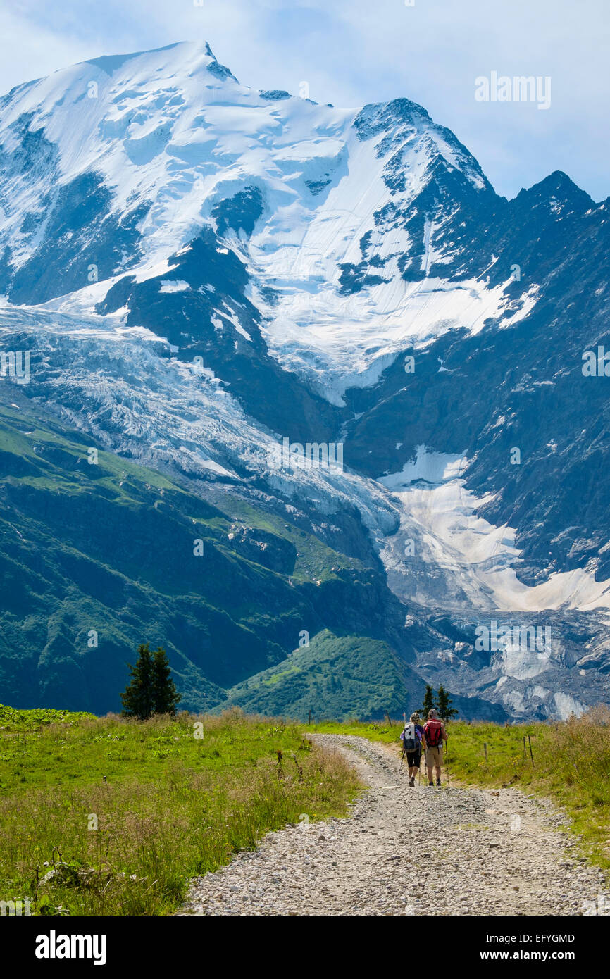 Alpen, Frankreich - Wanderer zu Fuß den unteren Hängen des Mont Blanc und den Glacier de Bionnassay hinter, Rhône-Alpes, Haute-Savoie, Alpen, Frankreich Stockfoto