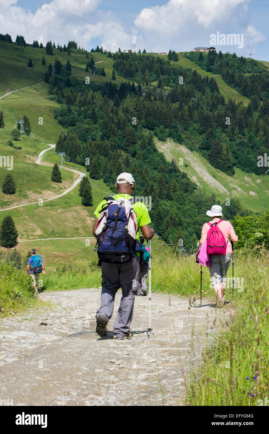 Wanderer, Wandern im Sommer in den französischen Alpen in der Nähe von Prarion, Tal von Chamonix, Frankreich, Europa Stockfoto