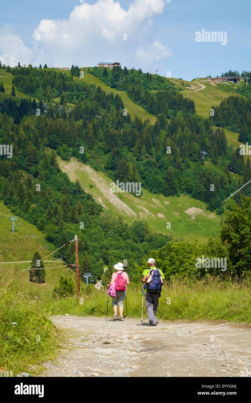 Wanderer in den französischen Alpen in der Nähe von Prarion, Tal von Chamonix, Frankreich, Europa Stockfoto