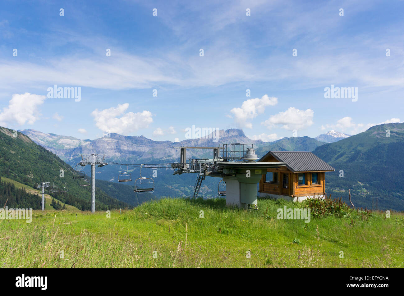 Skilift oder Sessellift mit Blick auf das Tal von Chamonix, Französische Alpen, Frankreich, im Sommer Stockfoto