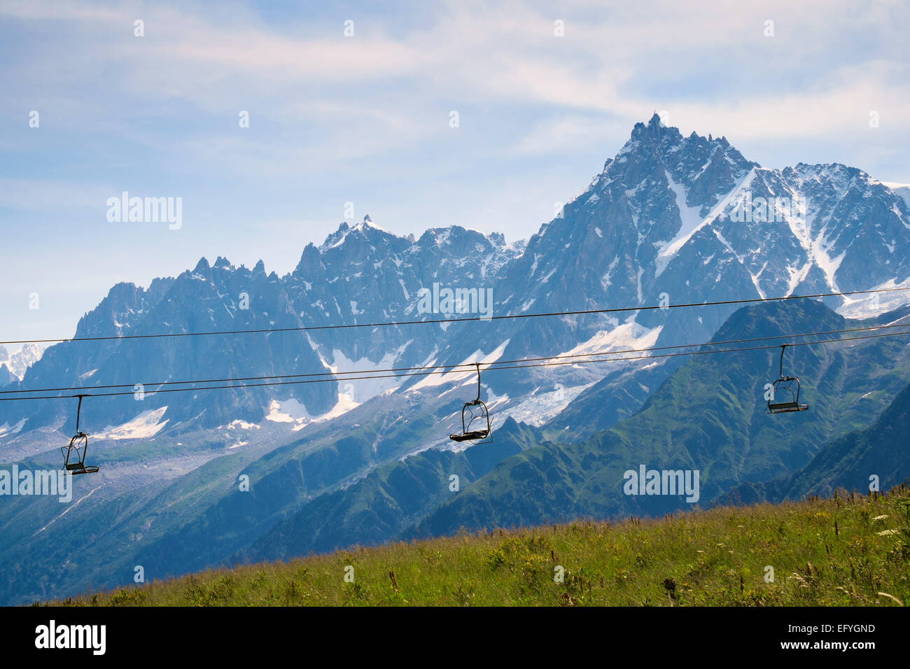 Sesselbahn mit Aiguille du Midi Bergkette hinter, Chamonix, Alpen, Frankreich, Europa im Sommer Stockfoto