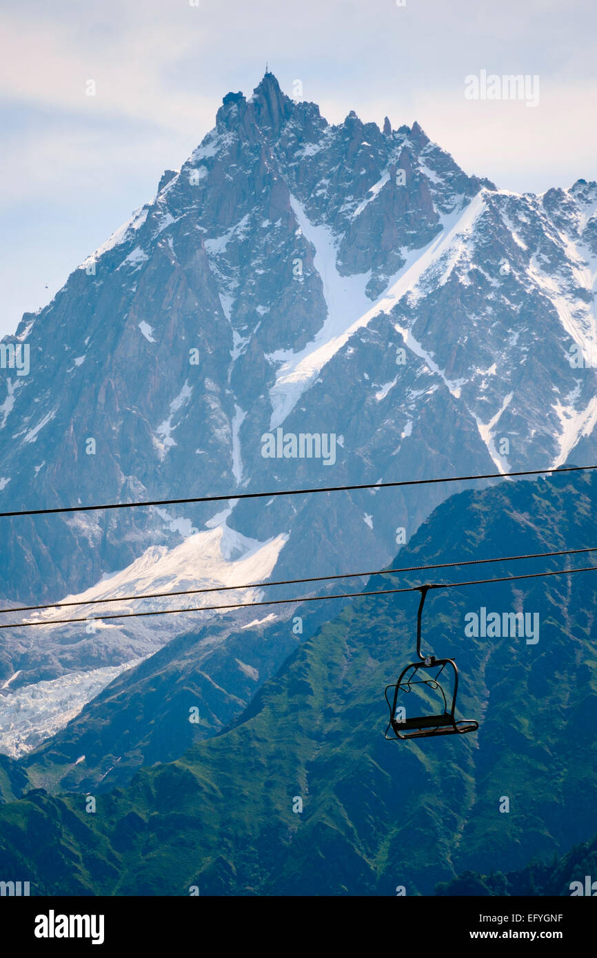 Berge im Chamonix-Tal - Sessellift mit Berg Aiguille du Midi dahinter, Chamonix, Französische Alpen, Frankreich, Europa Stockfoto