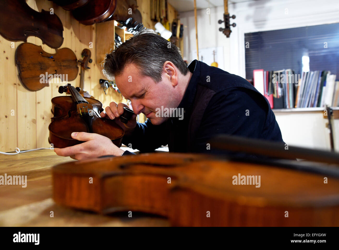 Peter Ratcliff, Restaurator für Violine und Musikinstrumente, in seinem Brighton Großbritannien – nur für redaktionelle Zwecke Stockfoto