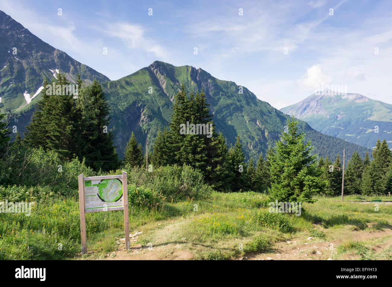 Wanderer-Zeichen Posten auf dem Bellevue-Plateau über dem Tal von Chamonix, Französische Alpen, Frankreich Stockfoto
