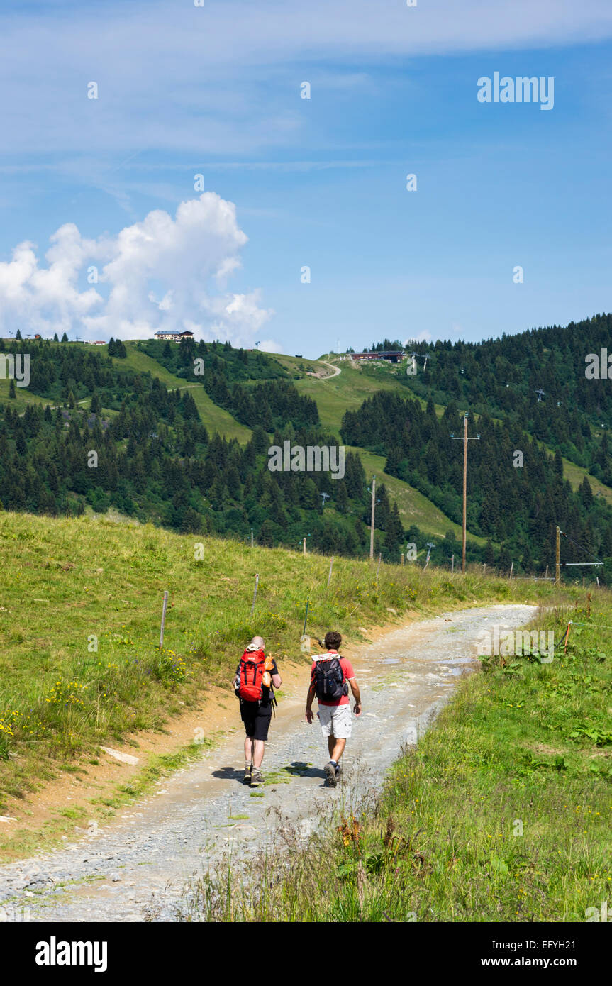 Wanderer zu Fuß auf den Weg über das Tal von Chamonix und laufen Sie in Richtung Prarion, Französische Alpen, Frankreich, Europa Stockfoto