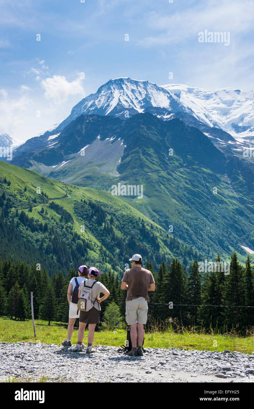 Wanderer Wandern im Sommer an der Aiguille du Gouter am Mont Blanc mit Menschen zu Fuß in den Französischen Alpen, Frankreich, Europa Stockfoto